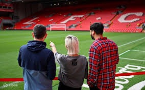 拿来吧你！柏林赫塔球员一把抢过对手教练给球员的战术小纸条